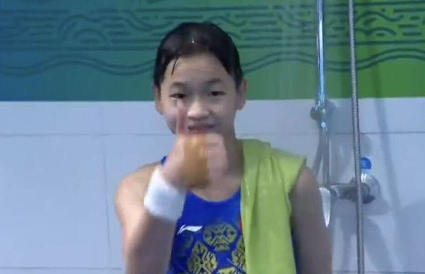 美女踩踏视频